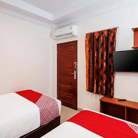 Super Oyo 621 Vania Residence Medan Buitenkant foto